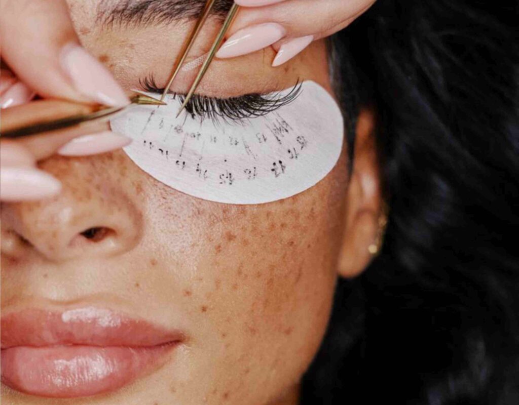 کاشت مژه طبیعی