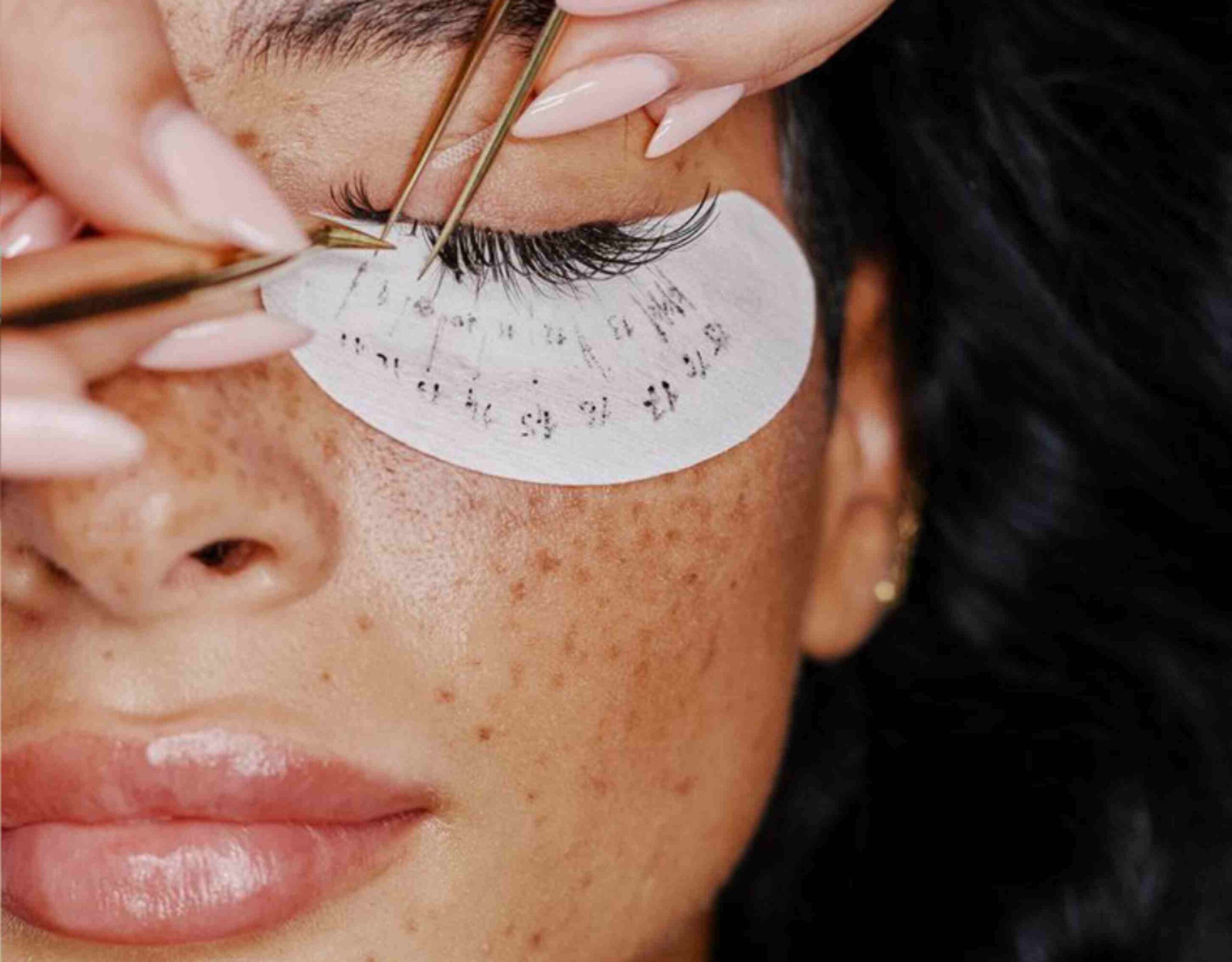 کاشت مژه طبیعی