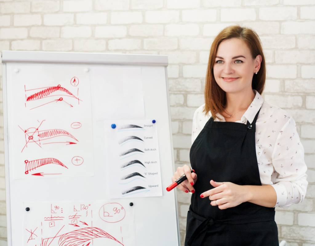 تفاوت آموزش در آموزشگاه و سالن زیبایی چیست؟