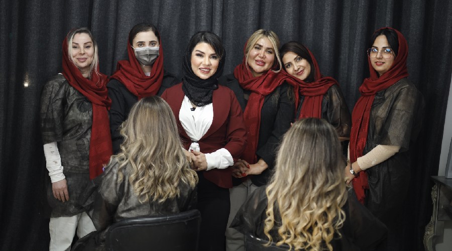 آموزش رنگ و مش مو در سالن الهه بیوتی